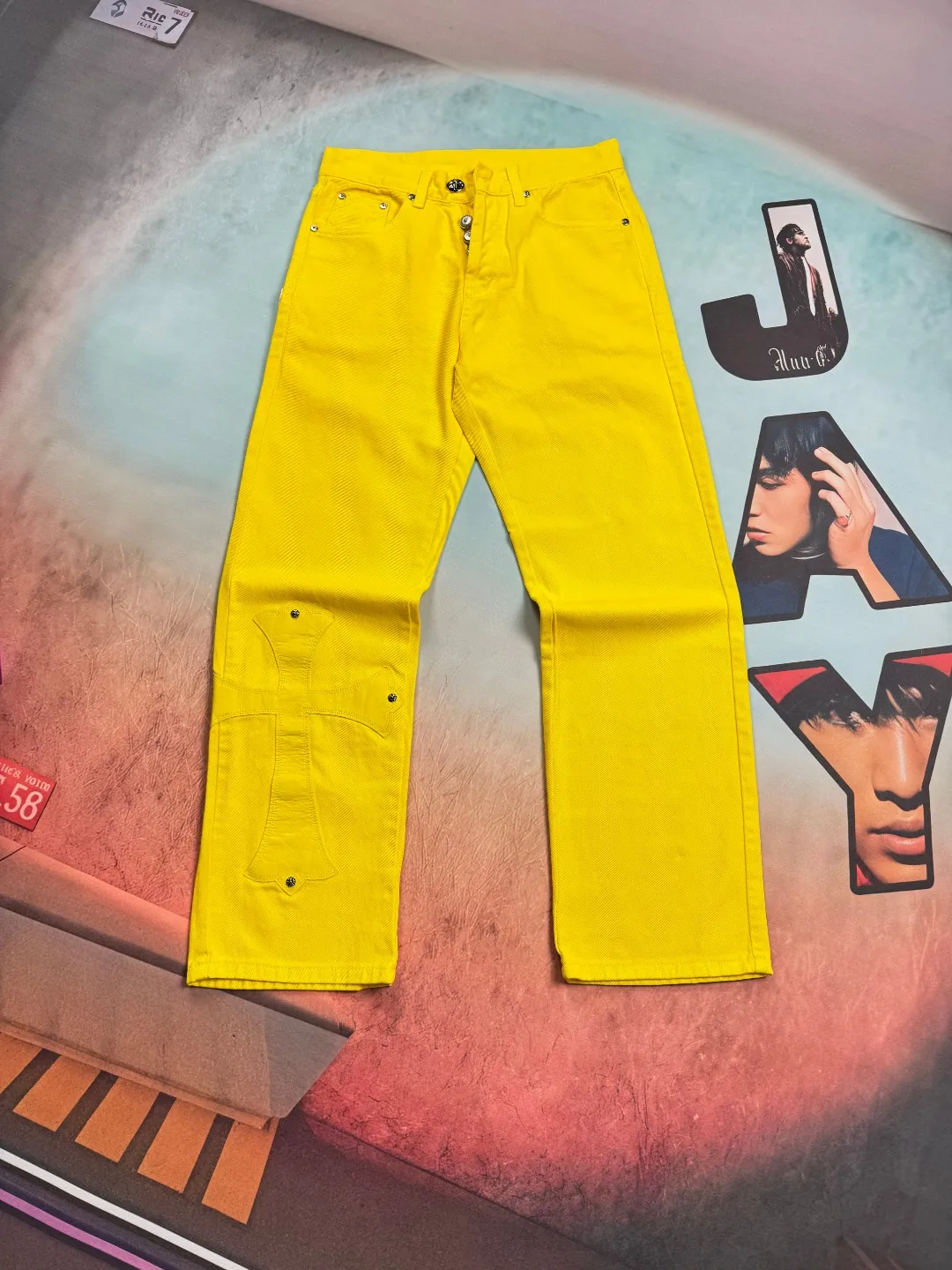 🅿️320 🔘Style number-KL115 🔘Cro Heart𝐂𝐡𝐫𝐨𝐦𝐞 𝐇𝐞𝐚𝐫𝐭💥Breaking hot style💥New York limited edition large leather label dopamine yellow jeans* [Same style as Fan Cheng] Charming dopamine personality jeans A must-have for fashionistas. The same style as the stars. A model touted by many bloggers. This new style of pants is perfect both in shape and upper body. It is no exaggeration to say that making a pair of jeans is equivalent to the time of making 20 short-sleeved pants. The fabric is made of high-quality imported denim. It has a unique high-end texture. I am very satisfied with it after washing and proofing several times.  Size: S M L XL (28.30.32.34) Color: Yellow